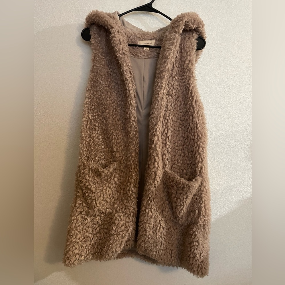 Sleeveless furry cardigan